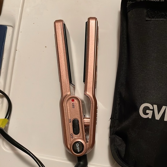 GVP Compact Ceramic Flat Iron with heat bag. - Picture 2 of 2
